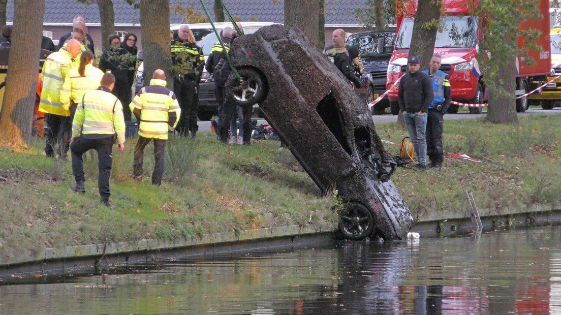 De auto werd vanmiddag uit het water getakeld (Rechten: Persbureau Meter)