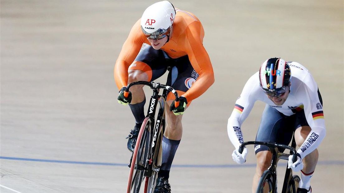 Jeffrey Hoogland (l) moet zijn meerdere erkennen in Maximilian Levy (r)