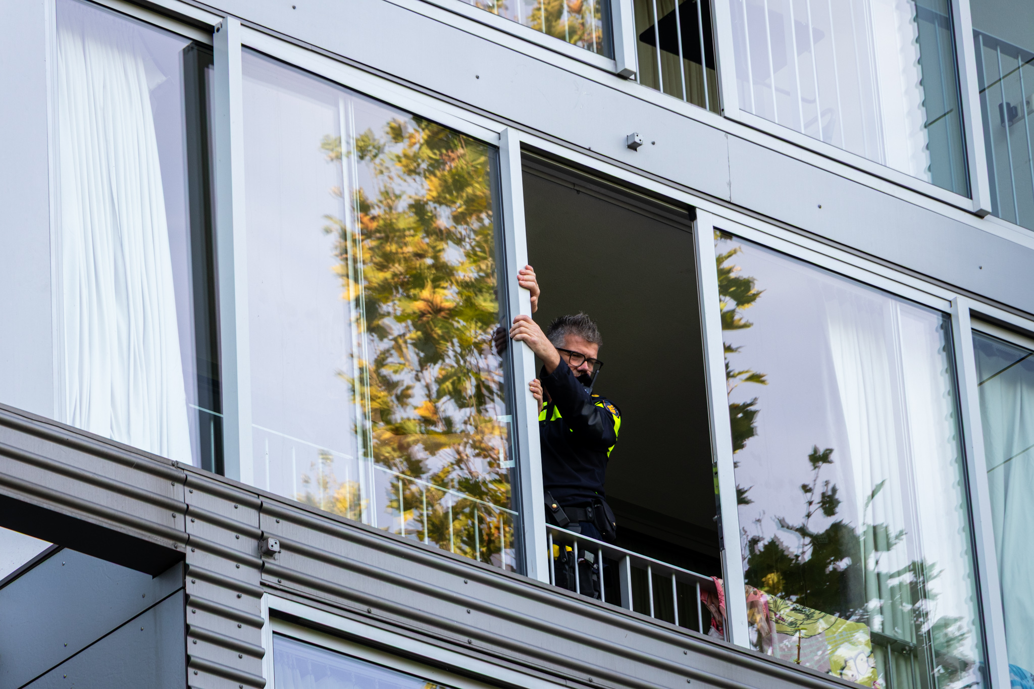 De hulpdiensten helpen om het niet naar beneden te laten vallen