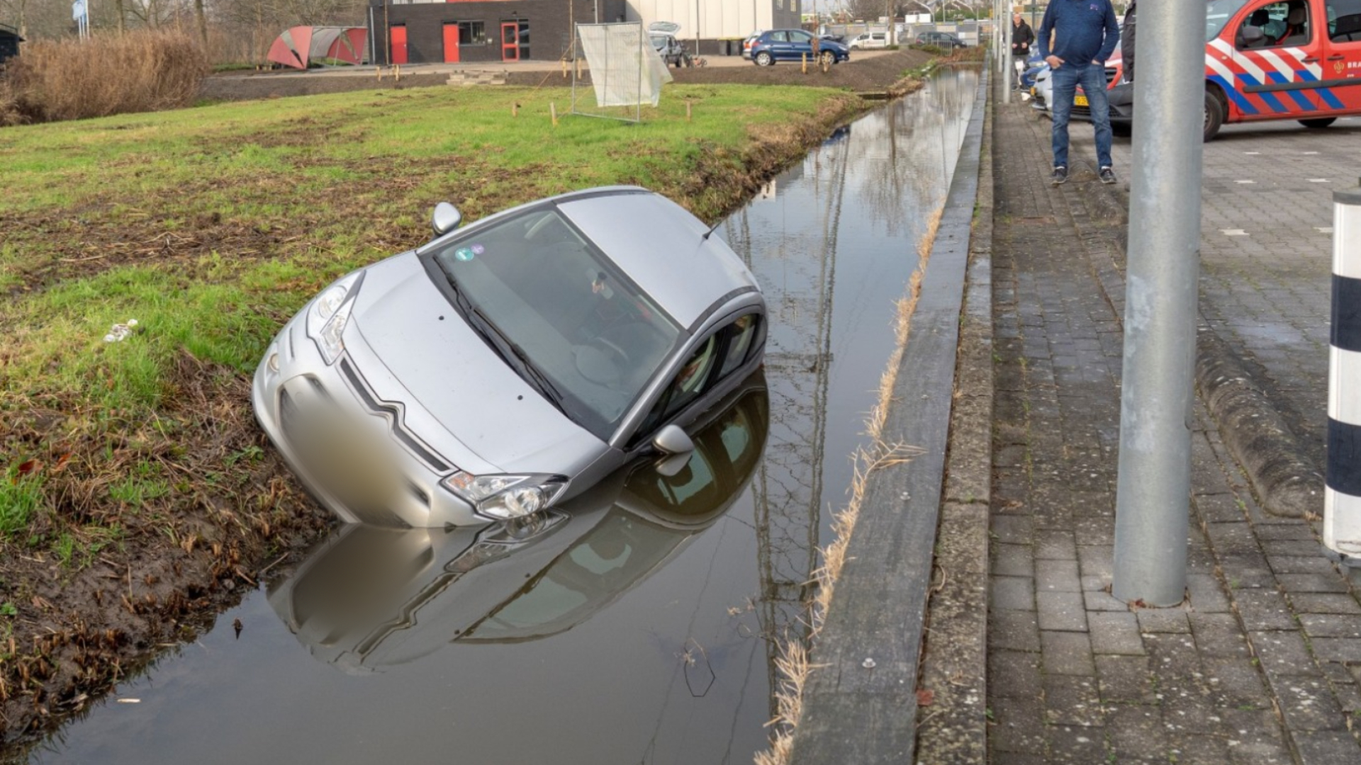 De auto belandde in het water langs de Planetenlaan.