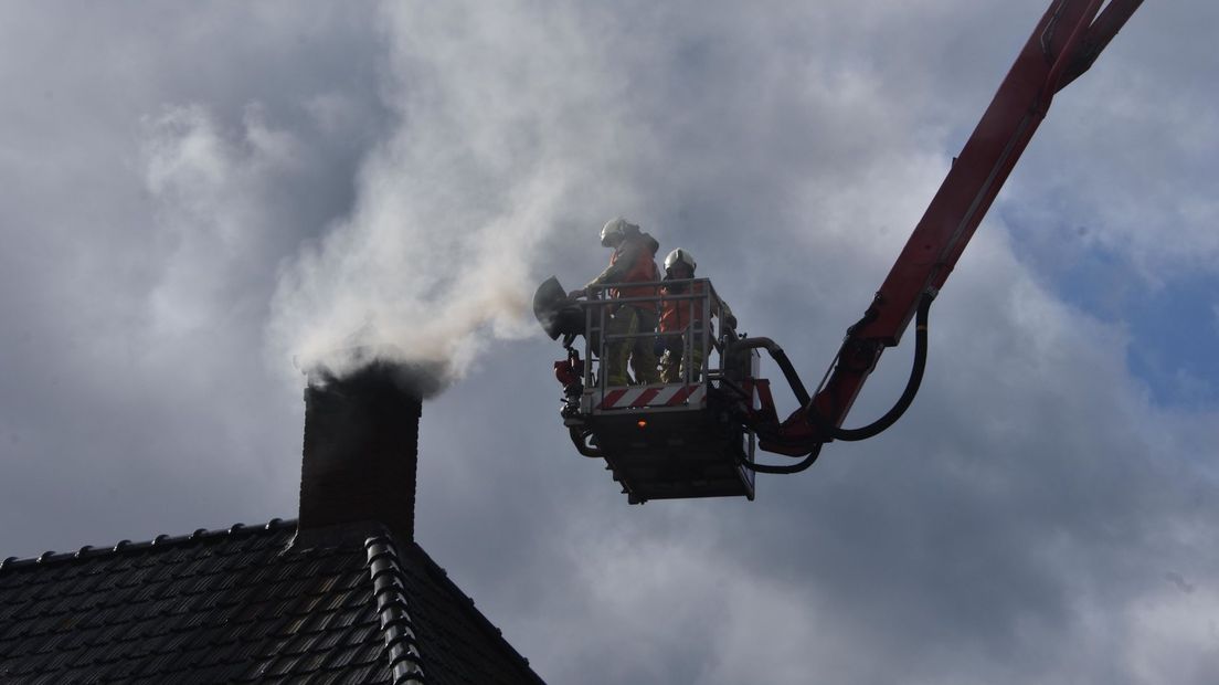 Bij de schoorsteenbrand kwam veel rook vrij