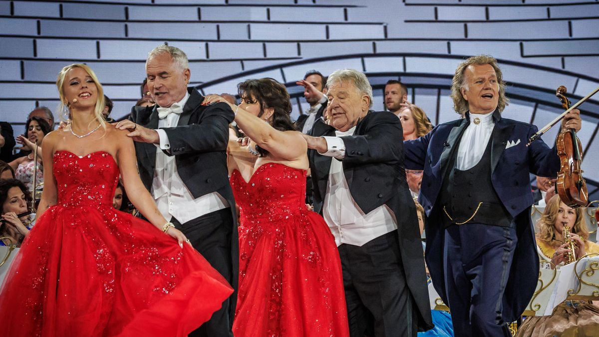 André Rieu oefent al met kinderkoor voor kerstconcerten