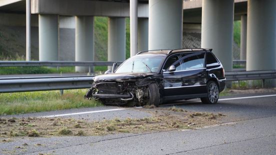 A28 tussen Staphorst en Meppel afgesloten voor verkeer na ongeluk. A28 tussen Staphorst en Meppel afgesloten voor verkeer na ongeluk.