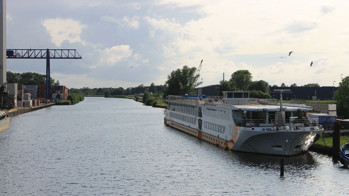 Vluchtelingenboot in Meppel wordt vervangen door kleinere variant