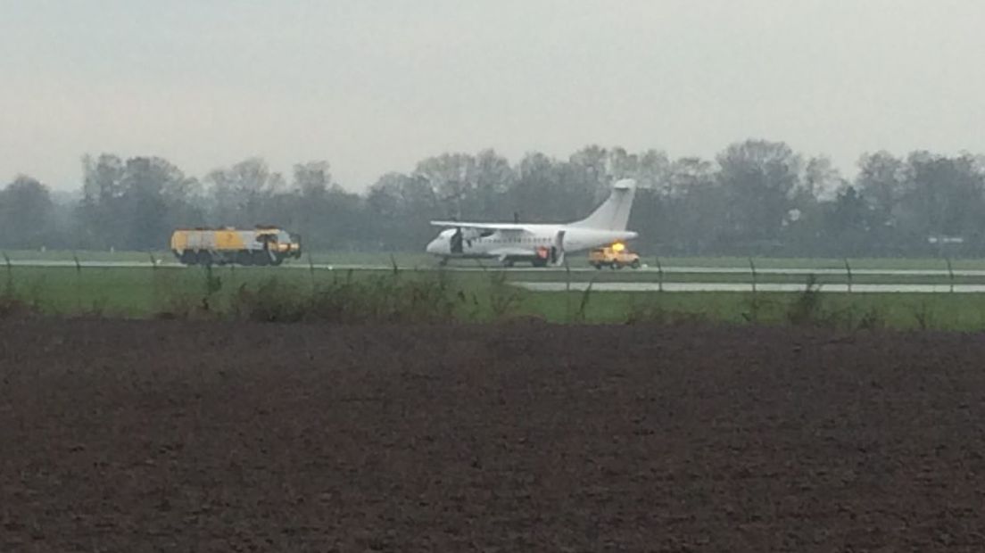 De hulpdiensten controleren het vliegtuig (Rechten: RTV Drenthe / Jeroen Willems)