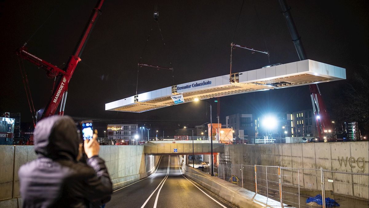 Station Deventer Colmschate heeft na nachtelijke operatie eindelijk een dak