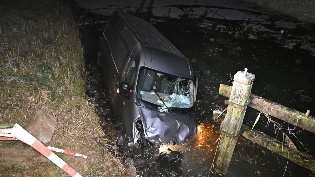 De bestelbus belandde in het water langs de Weemselerweg in Albergen