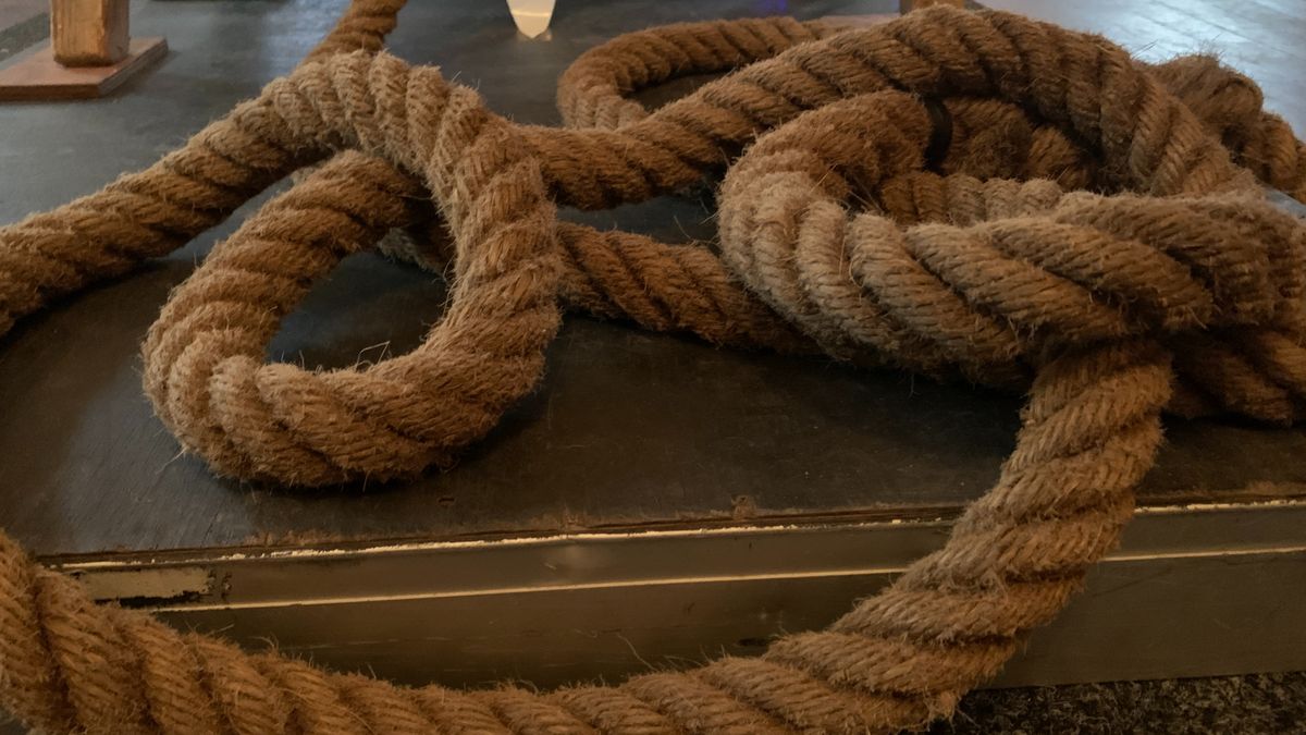 Meterslange podium van café Haamberg in Tilligte toneel van touwtrekevenement