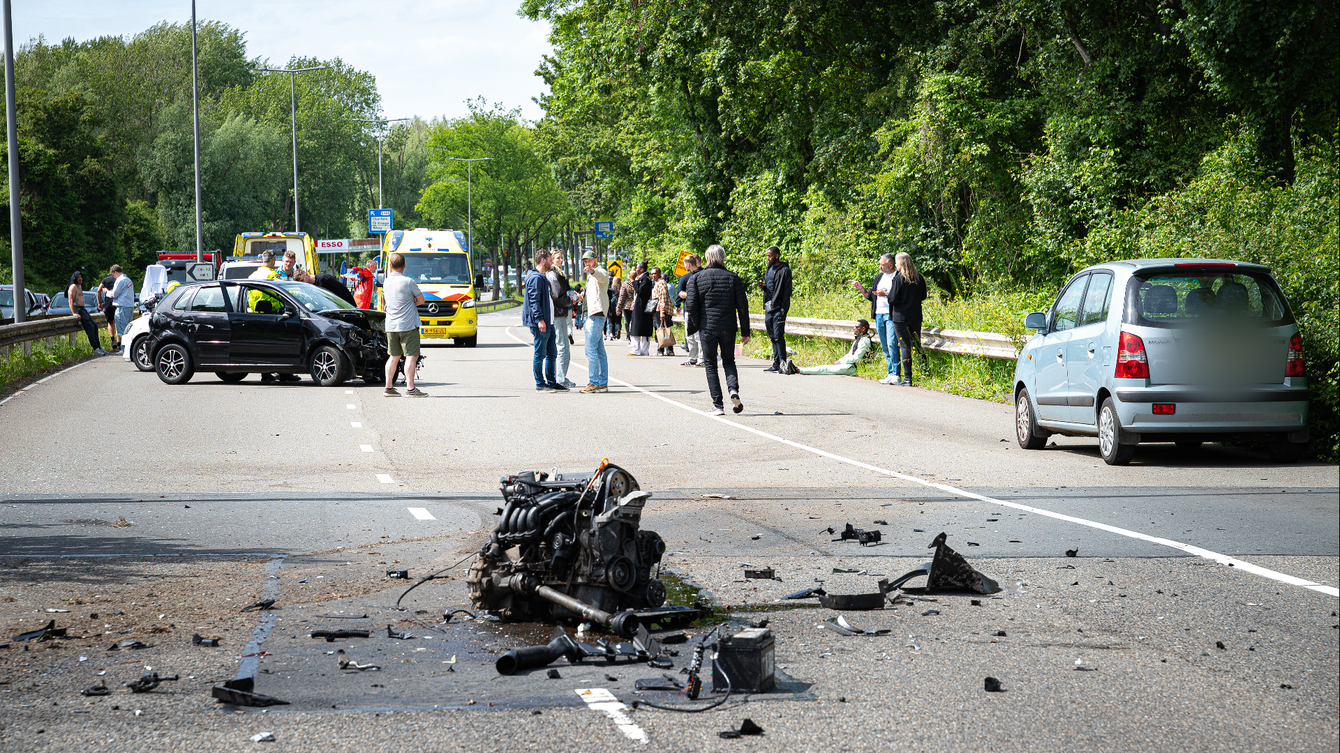 Het motorblok ligt midden op de weg