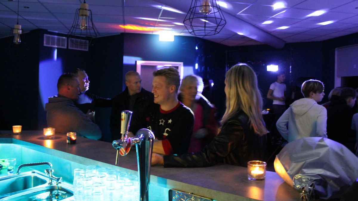 Cola voor een prikkie in nieuw jeugdhonk in Nijeveen: 'Voor paar leuke avonden in het jaar'