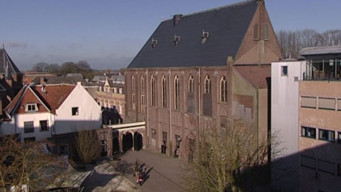 De gemeente Culemborg heeft donderdag de historische kapel naast het gemeentehuis verkocht aan twee projectontwikkelaars.Er komen tien luxe appartementen in, met verkoopprijzen tussen 450.000 en 750.000 euro.De kapel staat al bijna veertien jaar leeg.