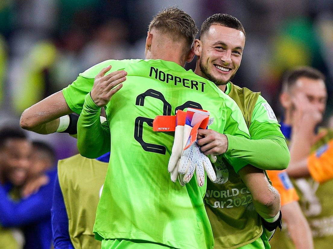 Justin Bijlow feliciteert Andries Noppert met zijn eerste clean sheet voor Oranje