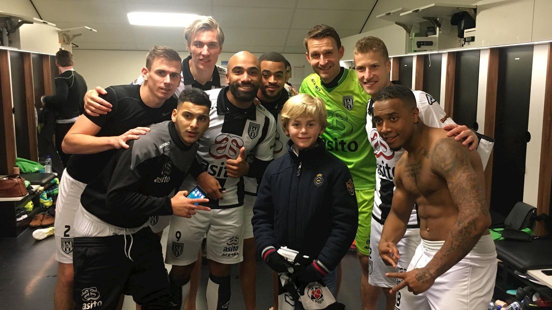 Florian met de spelers van Heracles Almelo in hun kleedkamer