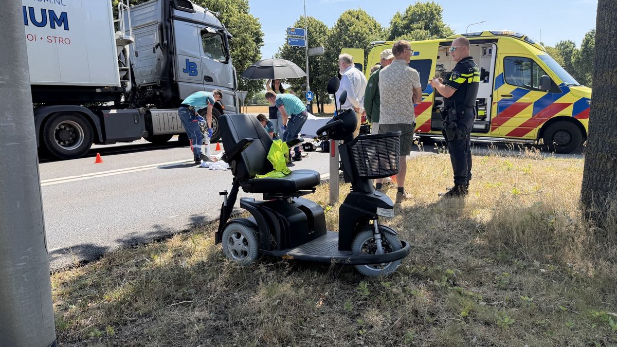 Man op scootmobiel gegrepen door auto op N273