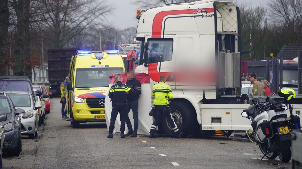 Man onder vrachtwagen in Nieuwleusen