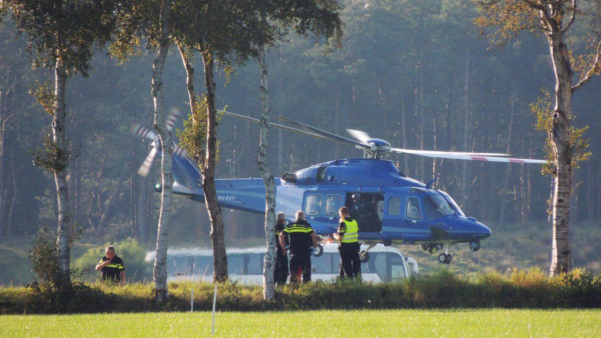 Voorruit discobus gehavend na dodelijk ongeluk Pesse