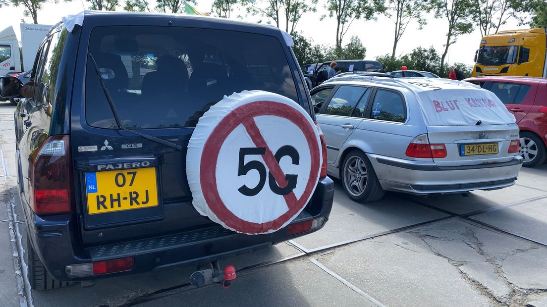 Op de auto's staan leuzen.