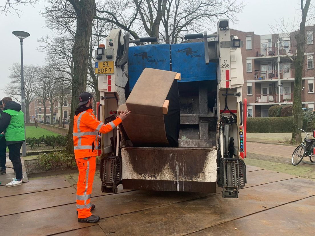 Afval niet naast de bak, maar erin