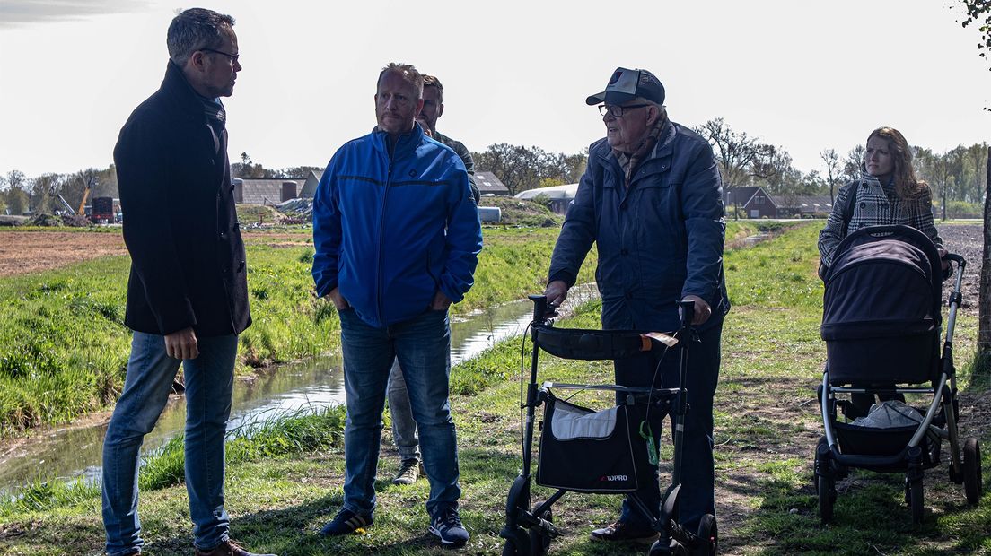 Samen met de familie bezoekt Volders de plek waar Christian Kehlenbach sneuvelde