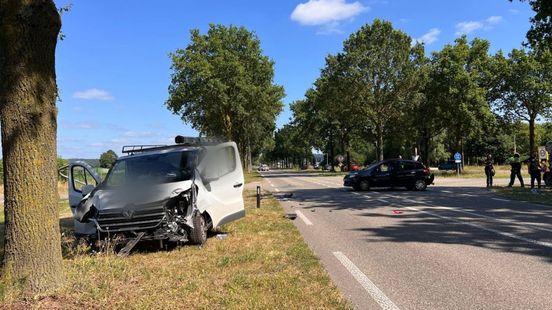 Busje rijdt tegen achterkant auto aan