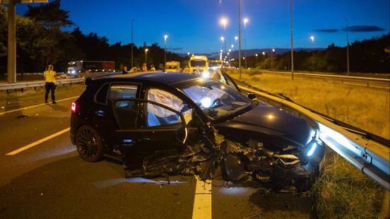 Camper en auto betrokken bij ongeluk A1 Eemnes, 1 gewonde. Camper en auto betrokken bij ongeluk A1 Eemnes, 1 gewonde.