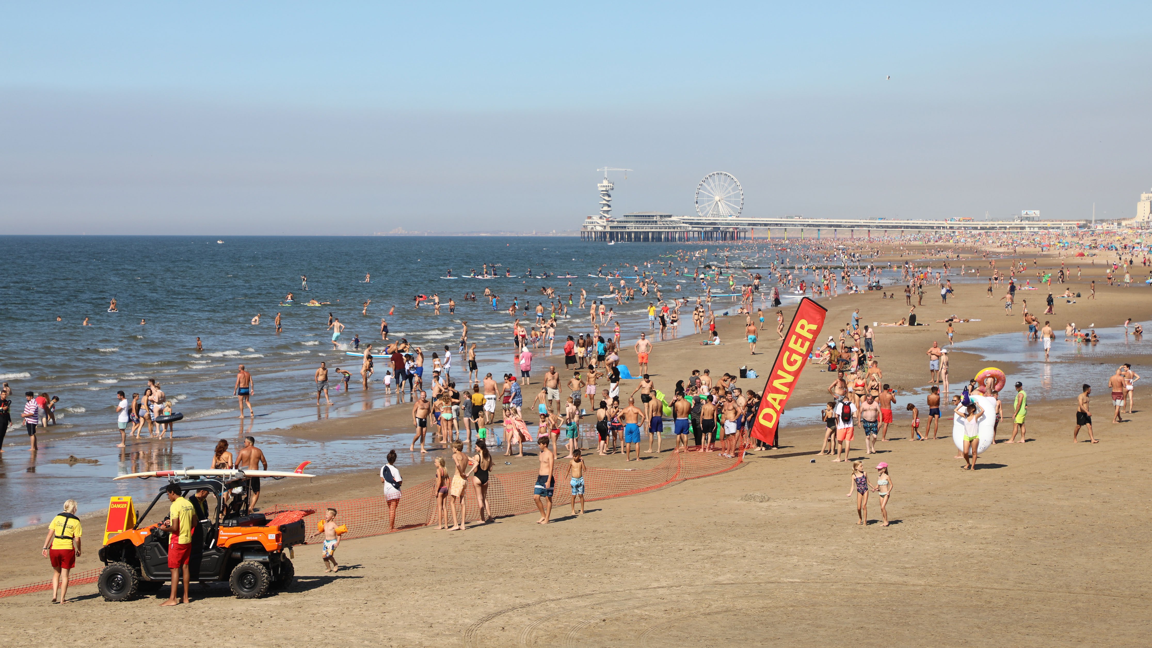 Strand bij Noordelijk Havenhoofd op Scheveningen afgesloten na