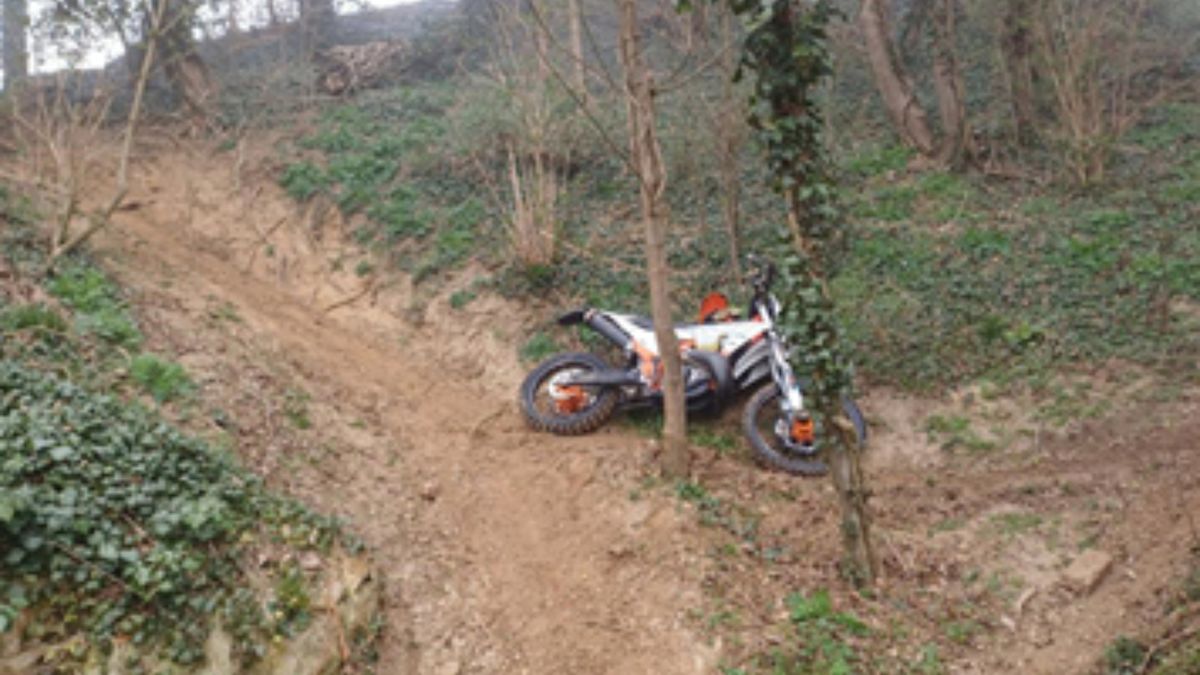 Heerlenaar gepakt voor wildcrossen na wapenstok van politie in voorwiel