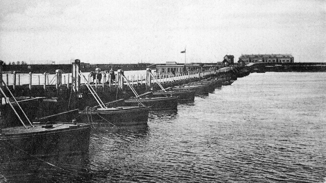 De schipbrug bij Vianen eind negentiende eeuw.