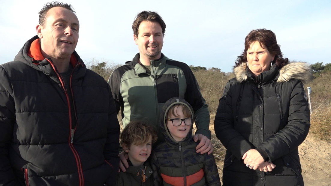 Een gezin dat aan het wandelen was in de Wassenaarse duinen