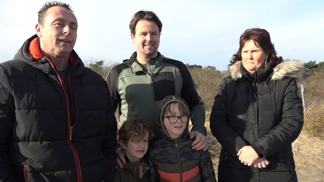 Een gezin dat aan het wandelen was in de Wassenaarse duinen