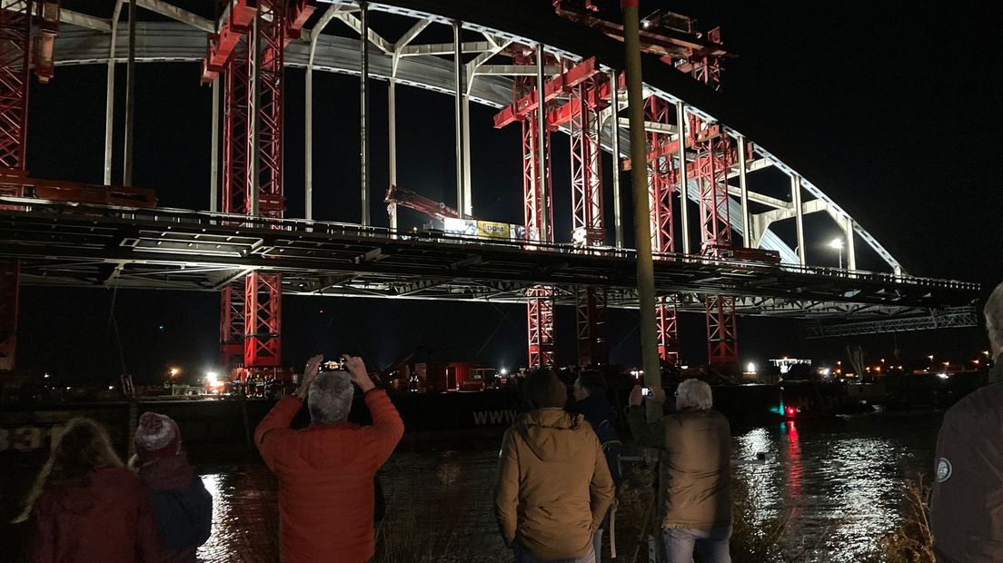 Het moment dat de Lekbrug langs de toeschouwers vaart