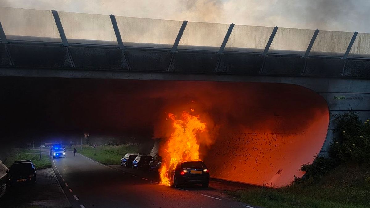 Auto in brand gevlogen onder viaduct bij Gieterveen