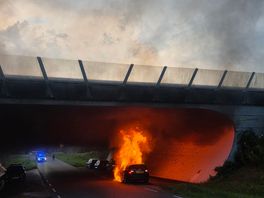 Auto in brand gevlogen onder viaduct bij Gieterveen