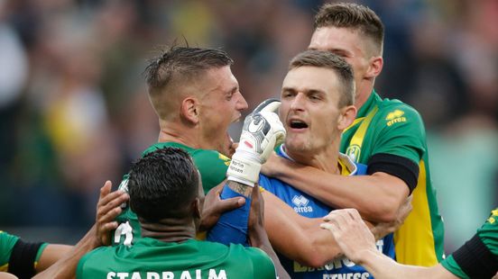 Een punt tegen PSV, het kan wel: omhaal Michiel Kramer, scorende keeper en Michel Adam tegen Romario Home