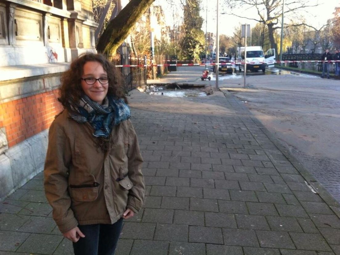 Sarah de Roode kwam met de schrik vrij. Achter haar de sinkhole