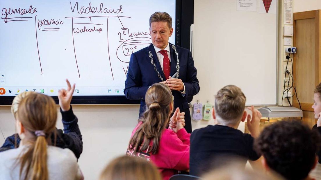Burgemeester Rob Bats geeft gastles over politiek op Don Boscoschool