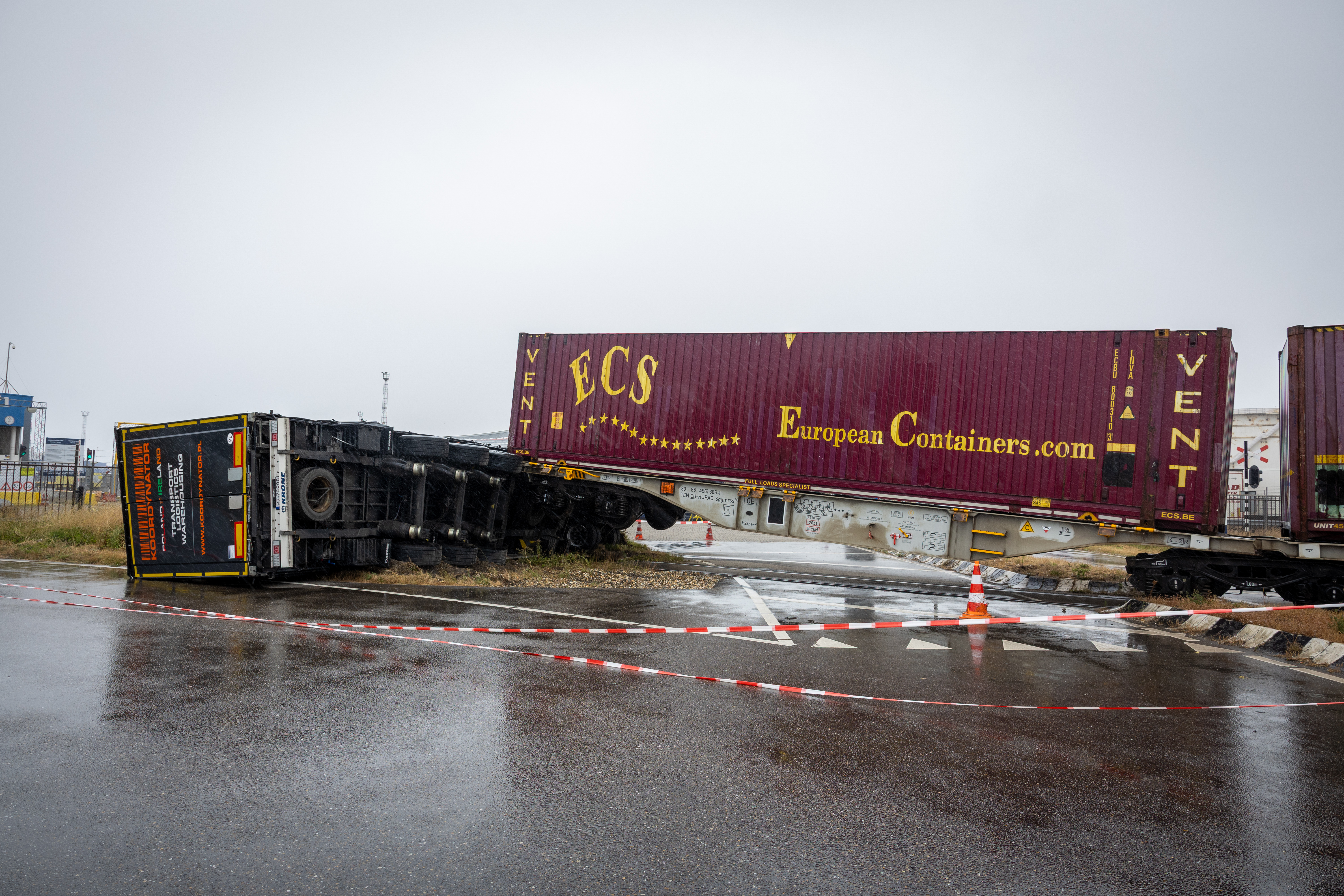 De cabine van de vrachtwagen hing na het ongeval deels in de lucht.