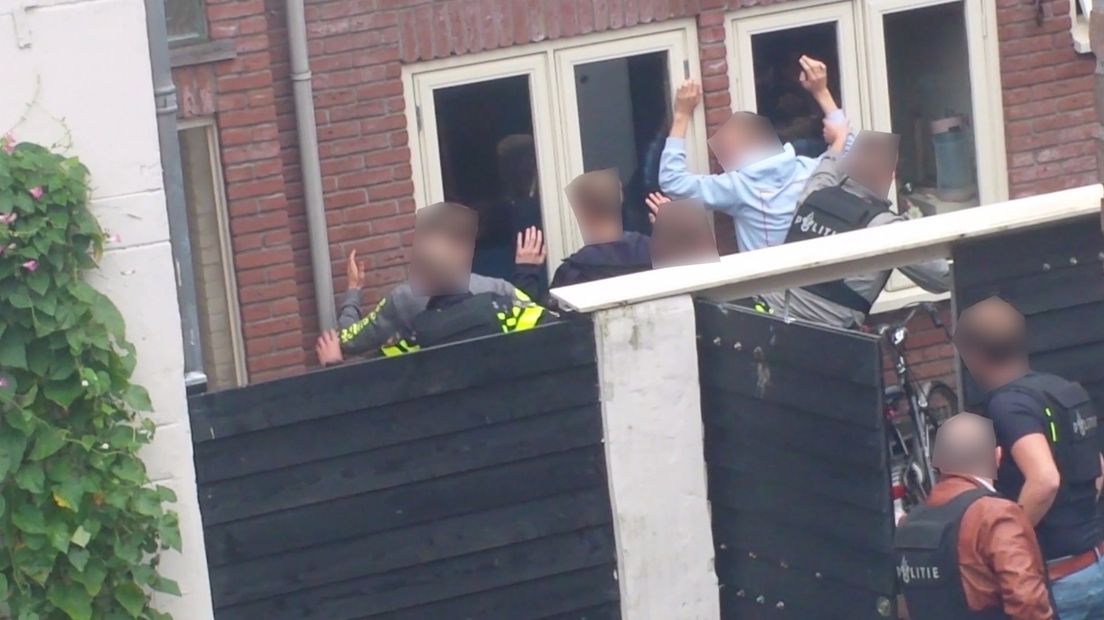 De politie arresteert de jongens