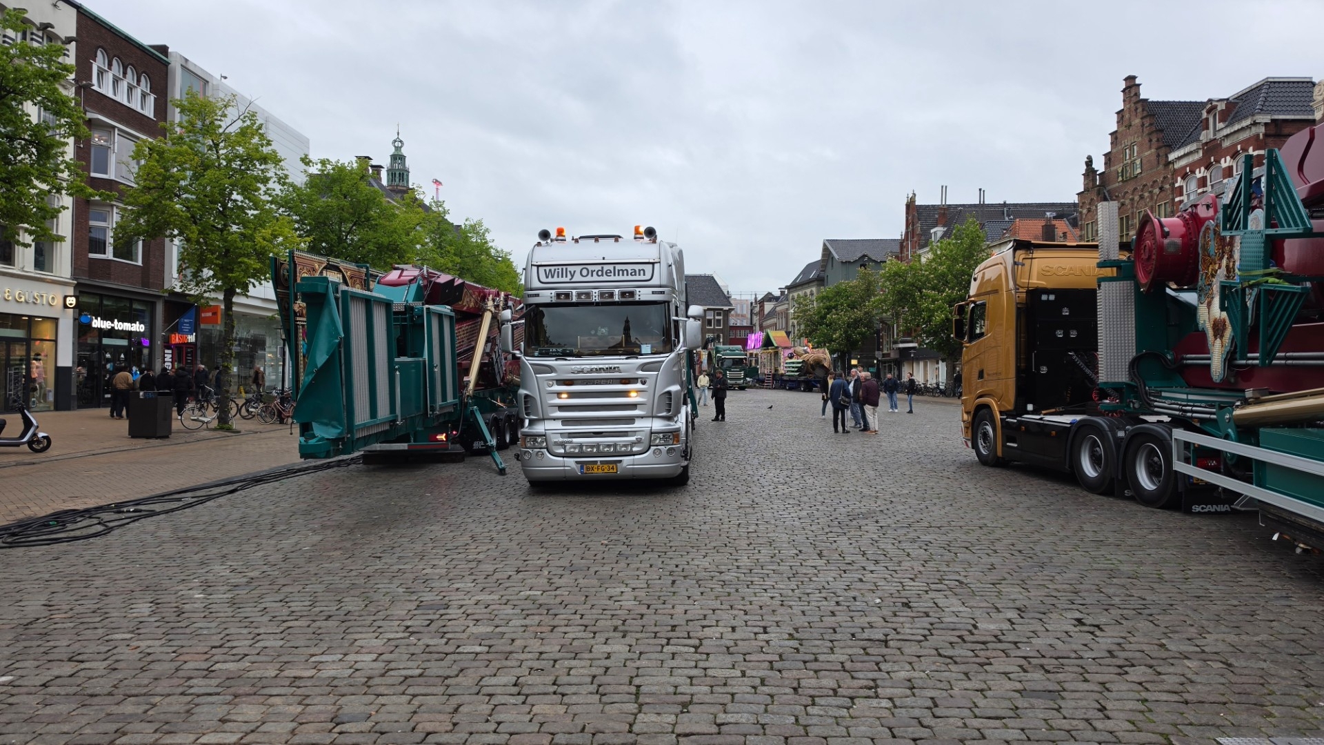 Opbouw Meikermis begonnen op beide markten • Ongeval op Hoendiep in Stad.
