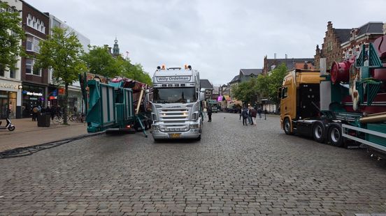 Opbouw Meikermis begonnen op beide markten • Ongeval op Hoendiep in Stad. Opbouw Meikermis begonnen op beide markten • Ongeval op Hoendiep in Stad.