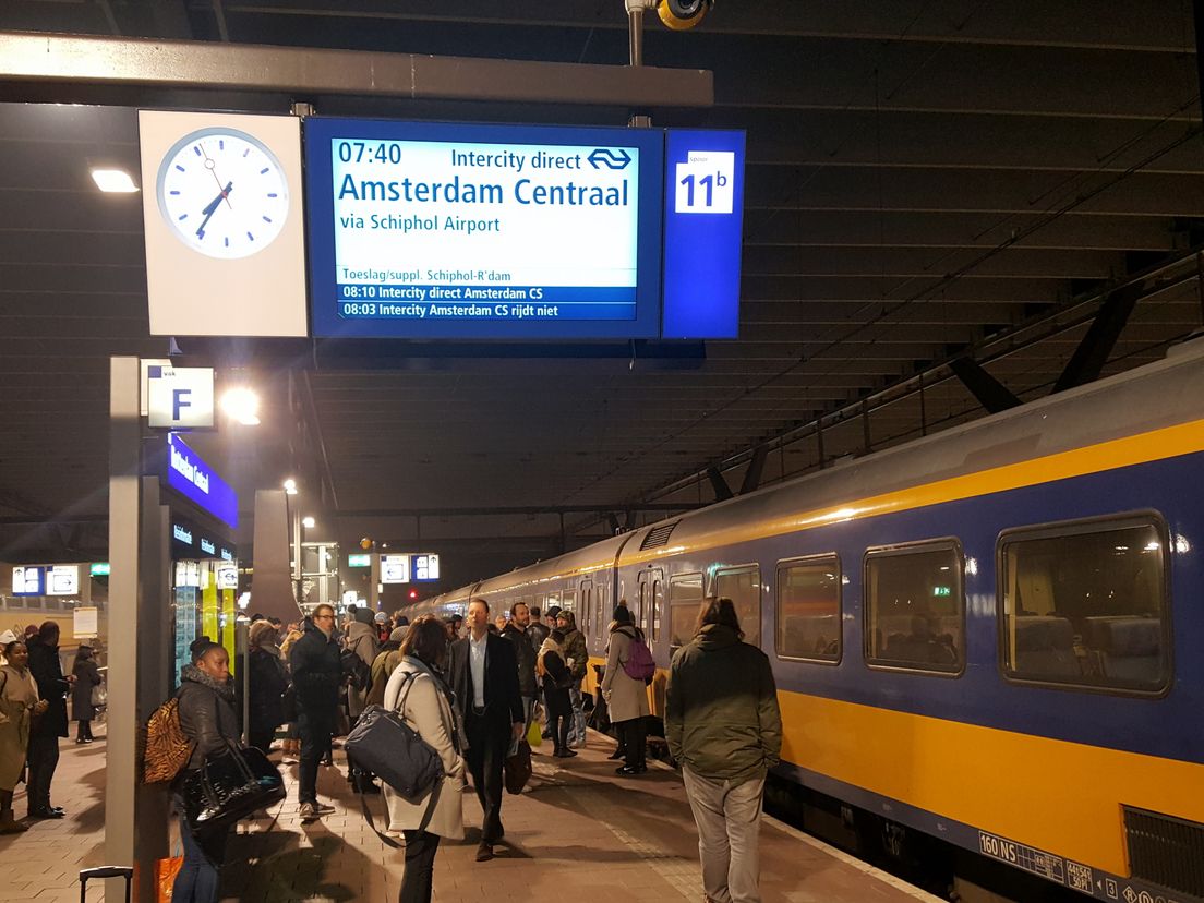 Stroomstoring in Amsterdam zorgt voor uitval van treinen