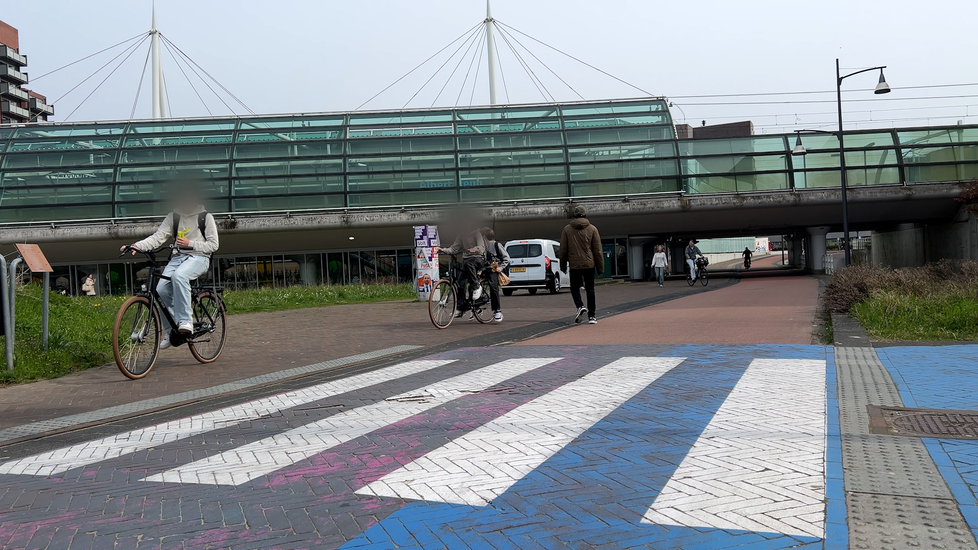 Scholieren weigeren over regenboogzebrapad te fietsen: 'Kwetsend en ongewenst'