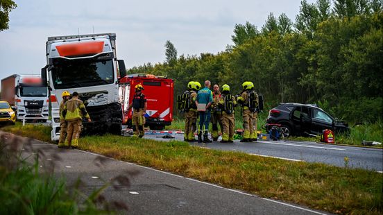 Dode bij frontale botsing tussen auto en vrachtwagen Home