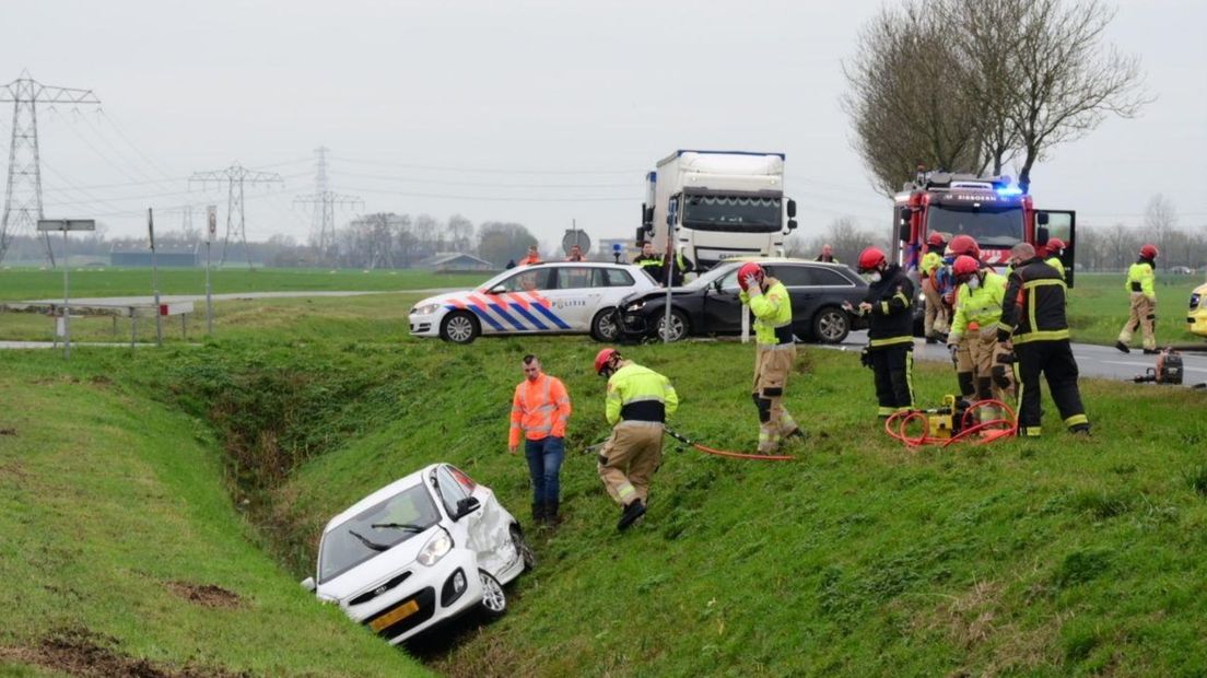 Een auto belandde in een sloot