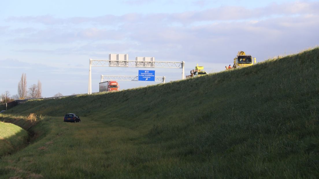 Auto slaat over de kop op A58