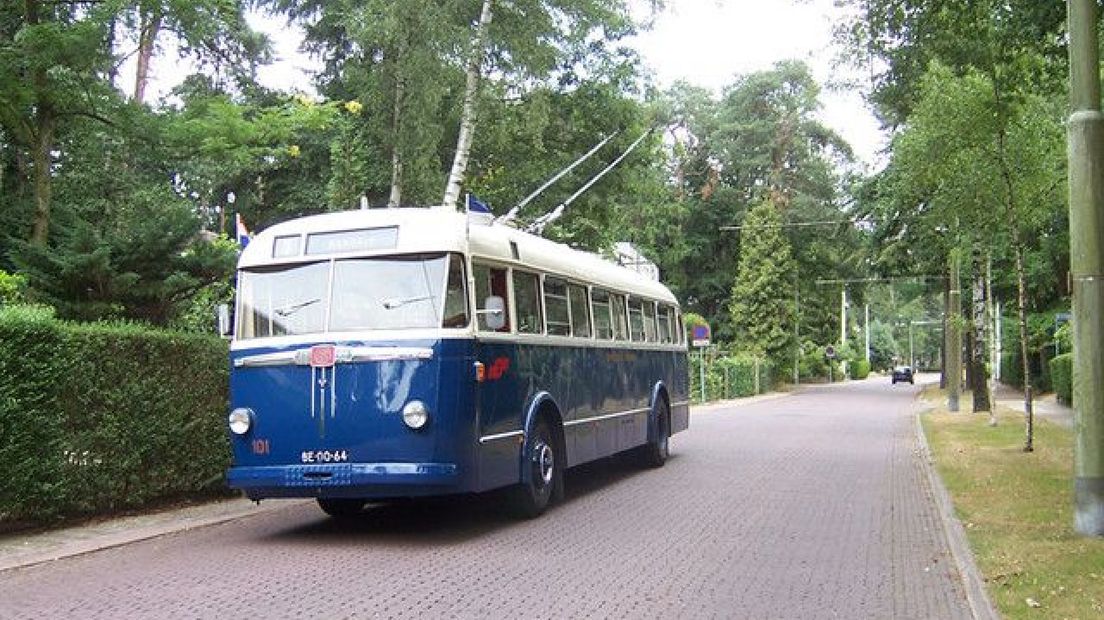 De oude, blauwe trolleybus.