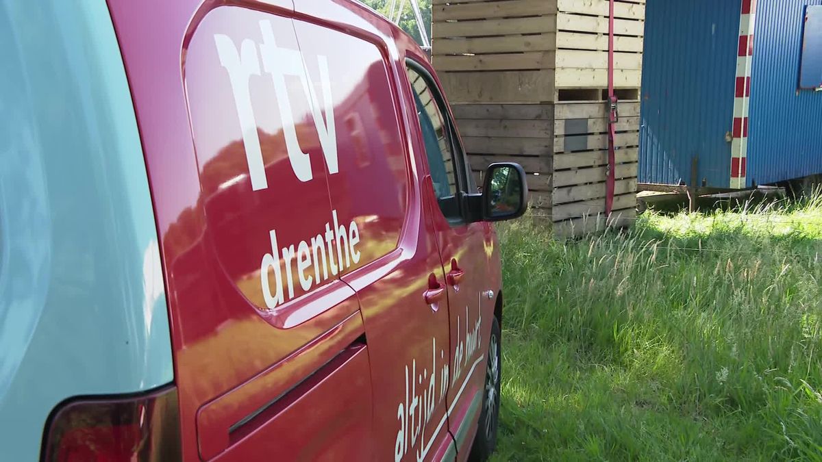 In de hitte feesttent Westerbork opzetten