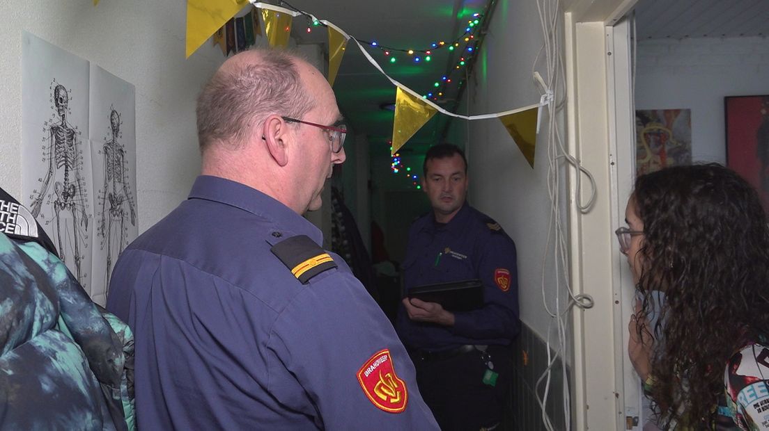 Toezichthouders van de Veiligheidsregio controleren een studentenpand