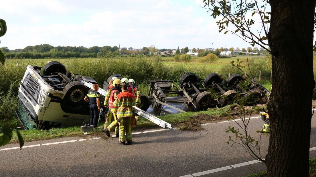 Melkwagen op de kop bij Balkbrug (Rechten: Van Oost Media)