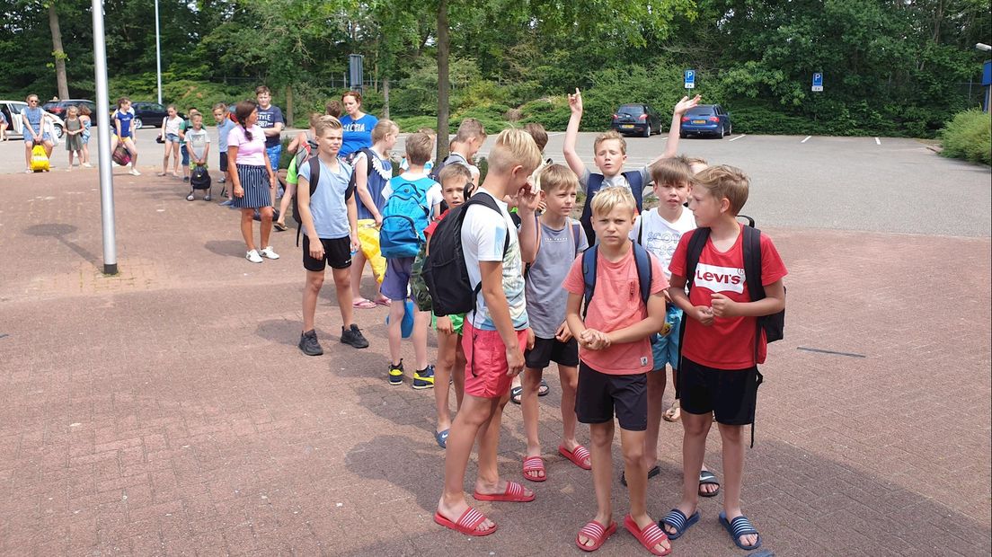 Druk in openluchtzwembad de Koerbelt in Rijssen